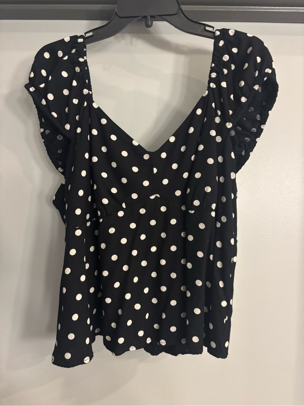 Old Navy Black Polka Dot V-Neck Flutter Sleeve Top